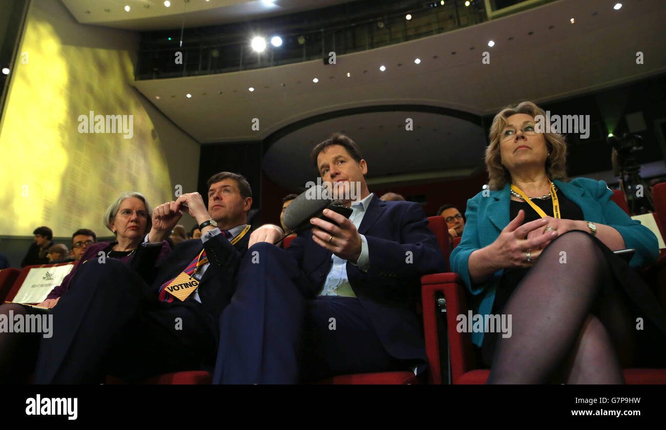 Der stellvertretende Premierminister Nick Clegg (2. Rechts) hört sich Norman Lamb, den liberaldemokratischen Staatsminister für Pflege und Unterstützung, an, der vor den Delegierten der Liberaldemokratischen Frühjahrstagung beim ACC Liverpool spricht. Stockfoto