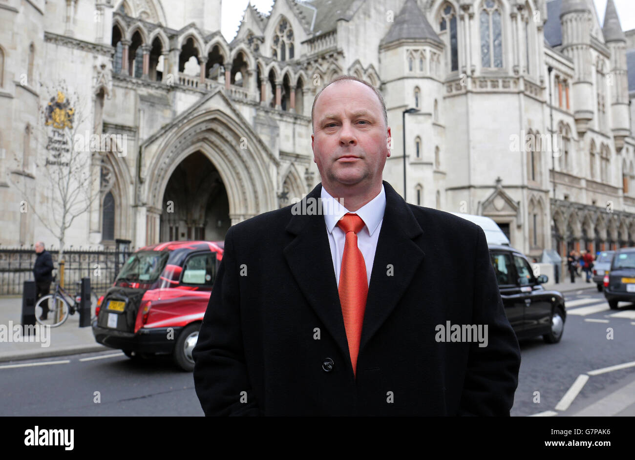 Fahrer Barry Beavis, aus Chelmsford, Essex, vor den Royal Courts of Justice in London, wo er die Legalität der Parkgebühren anfechten, die von privaten Parkplatzbetreibern für Autofahrer, die überbleiben, auferlegt werden. Stockfoto
