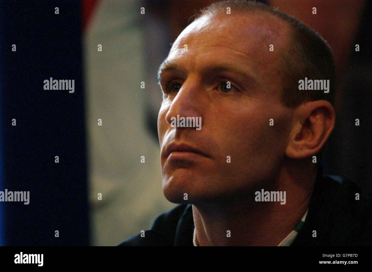 Der Kapitän der Rugby-Union in Wales, Gareth Thomas, spricht mit Journalisten während einer Pressekonferenz zum Start der Weltmeisterschaft 2005. Stockfoto