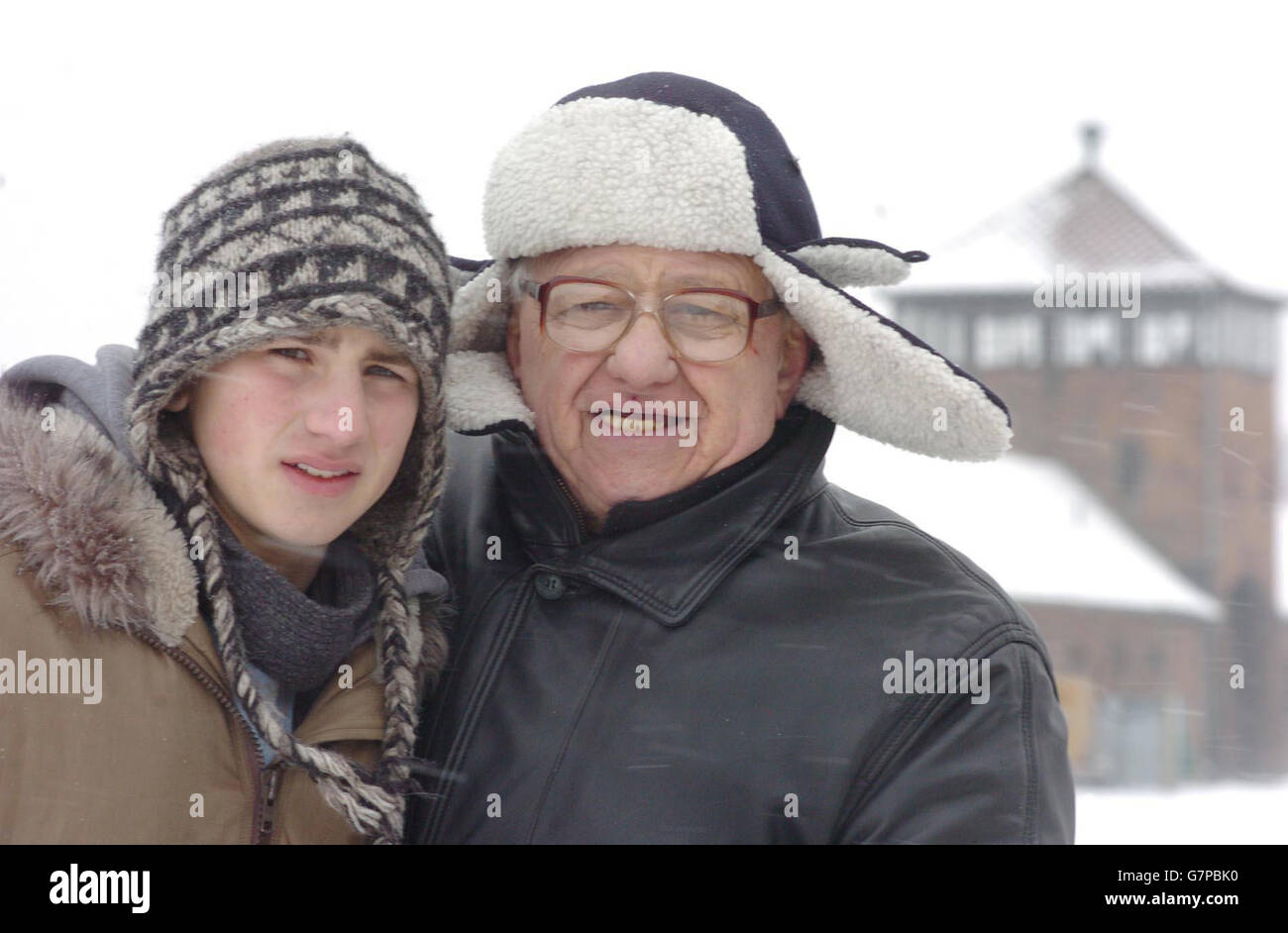 Der Holocaust-Überlebende Zigi Shipper kehrt mit seinem Enkel Elliott Stern, 16, aus Hertfordshire, in das ehemalige Nazi-Todeslager Auschwitz-Birkenau in Polen zurück, wo er einen Teil des Zweiten Weltkriegs verbrachte. Shipper kehrte zum 60. Jahrestag der Befreiung des Konzentrationslagers der Nazis nach Auschwitz zurück. Stockfoto