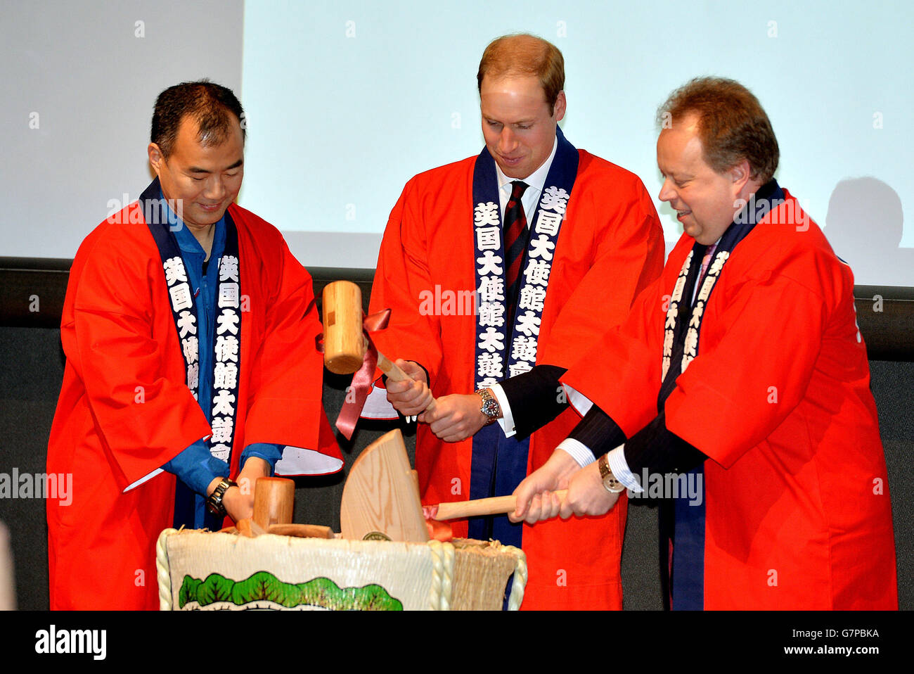 Der Herzog von Cambridge mit dem japanischen Astronaut Soichi Noguchi (links) und Andy Palmer (rechts), CEO von Aston Martin, als sie Holzschlägel verwenden, um ein Saki-Fass zu brechen, auf der Innovation is GREAT Conference in der Mori Academy im Rappongi Hills Center in Tokio, Am zweiten Tag seiner Reise nach Japan. Stockfoto