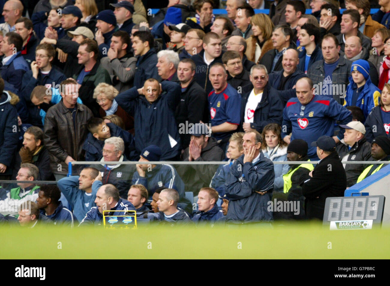 FA Barclays Premiership - Chelsea / Portsmouth - Stamford Bridge. Die Fans von Portsmouth blicken während ihrer auf Trainer Joe Jordan Stockfoto
