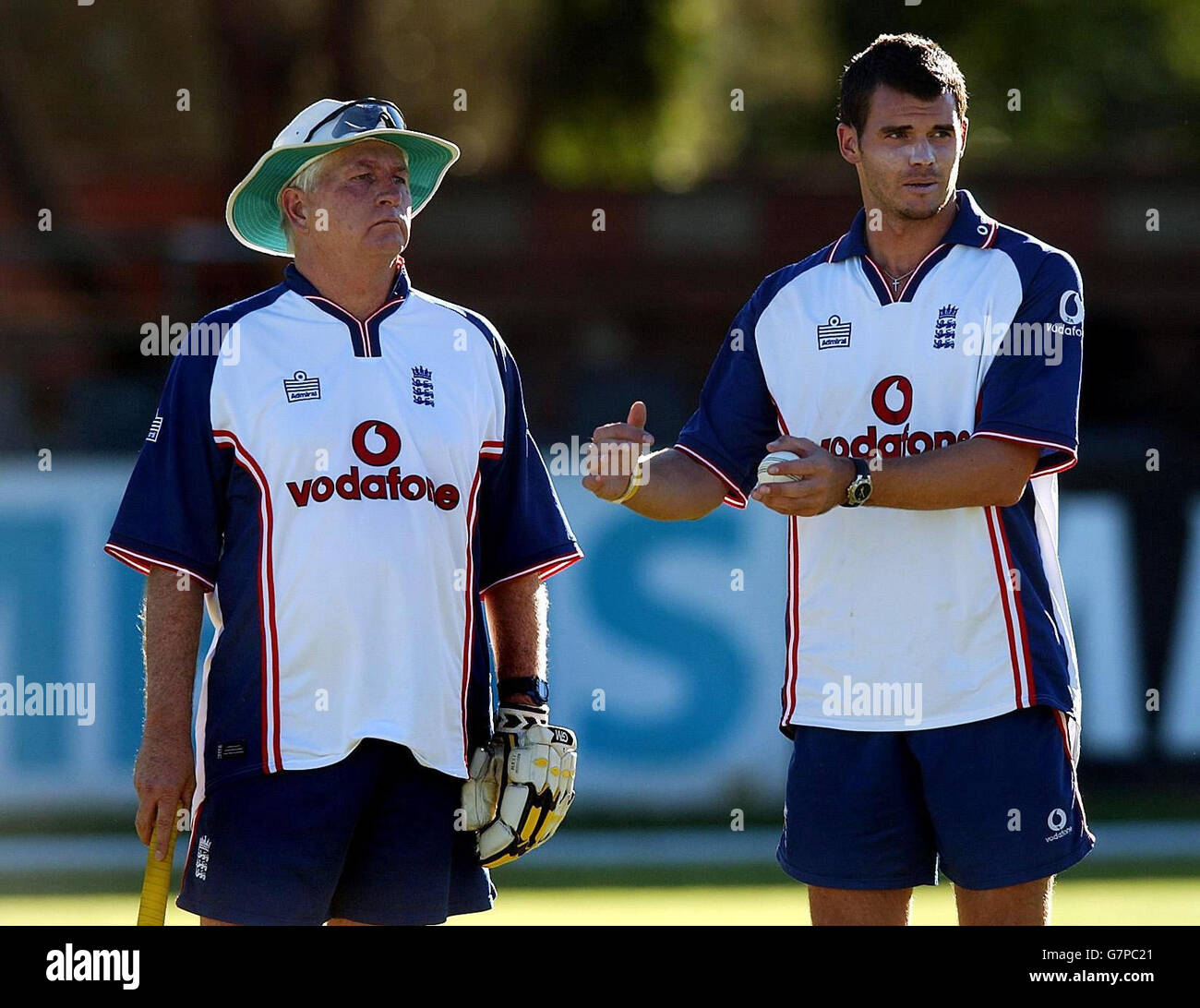 England net Session - De Beers Oval. England Cricket-Trainer Duncan Fletcher (L) und James Anderson während einer Team-Netzsitzung. Stockfoto