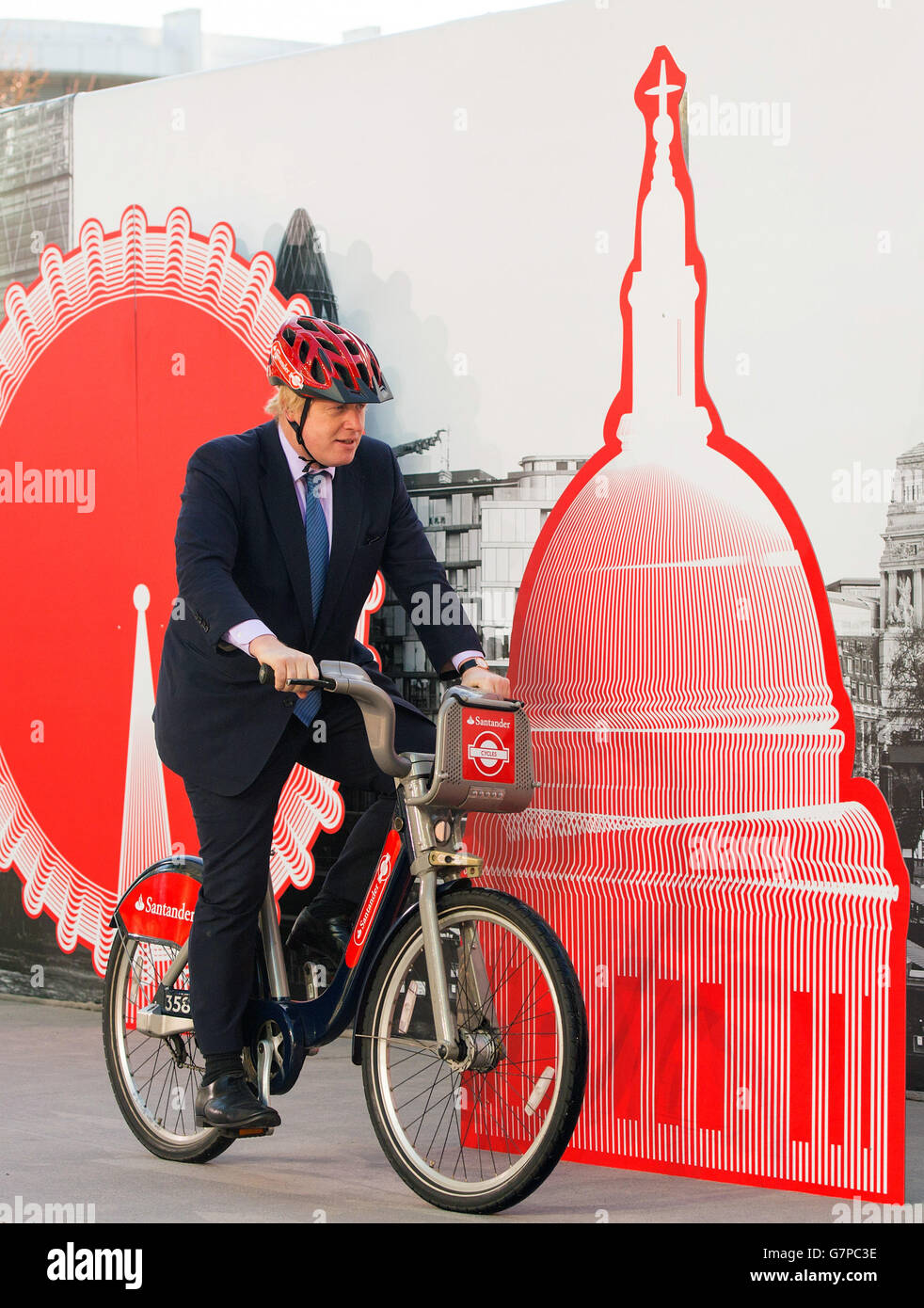 Boris Johnson, Bürgermeister von London, fährt bei einer Einführungsveranstaltung im Zentrum von London mit einem Fahrrad, bei der Santander als neuer Sponsor des Londoner Fahrradverleihs bekannt gegeben wird. Stockfoto