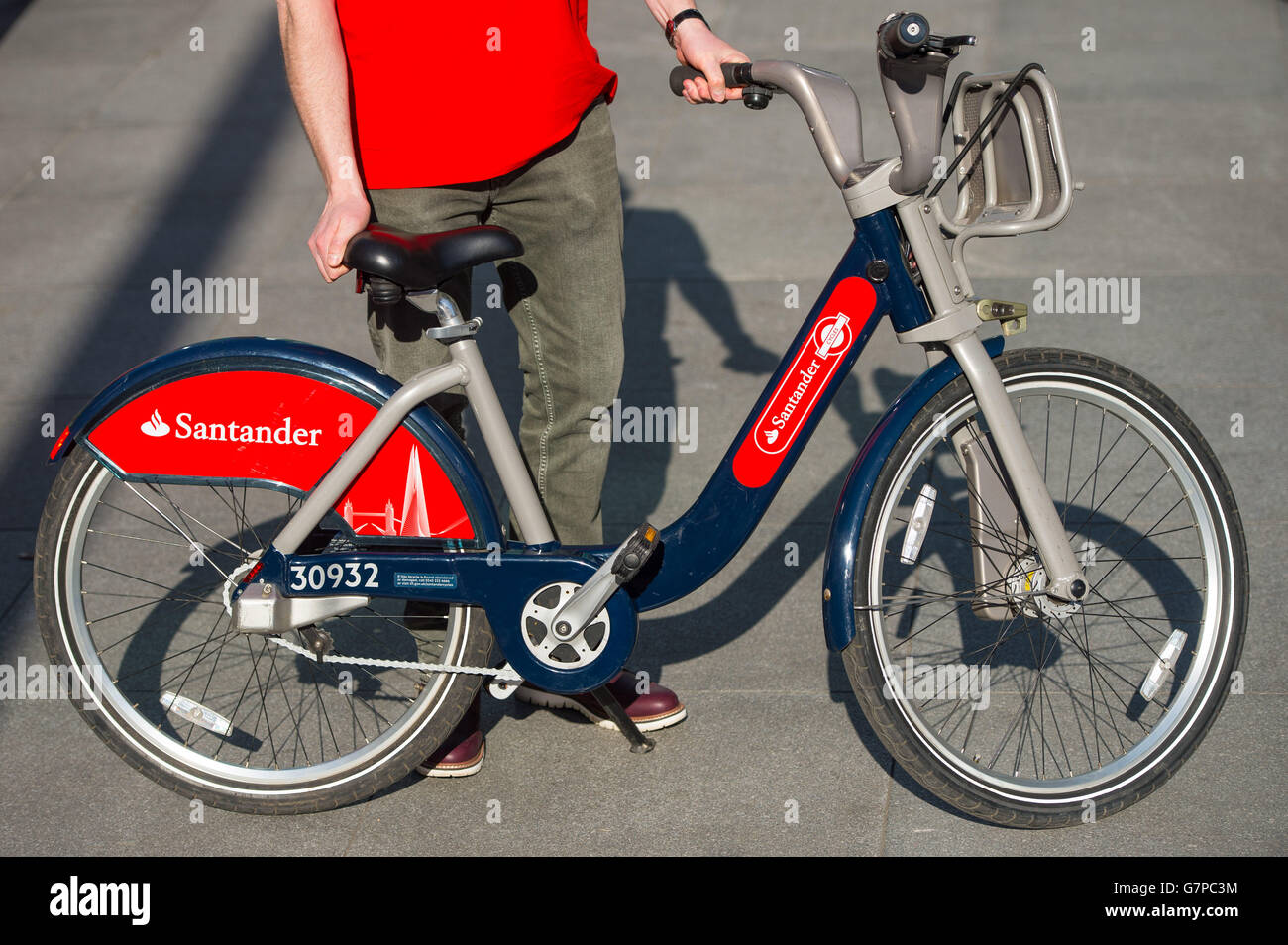 Allgemeine Ansicht eines Fahrradverleihs der Marke Santander bei einer Einführungsveranstaltung im Zentrum von London, bei der Santander als neuer Sponsor des Londoner Fahrradverleihs bekannt gegeben wird. Stockfoto