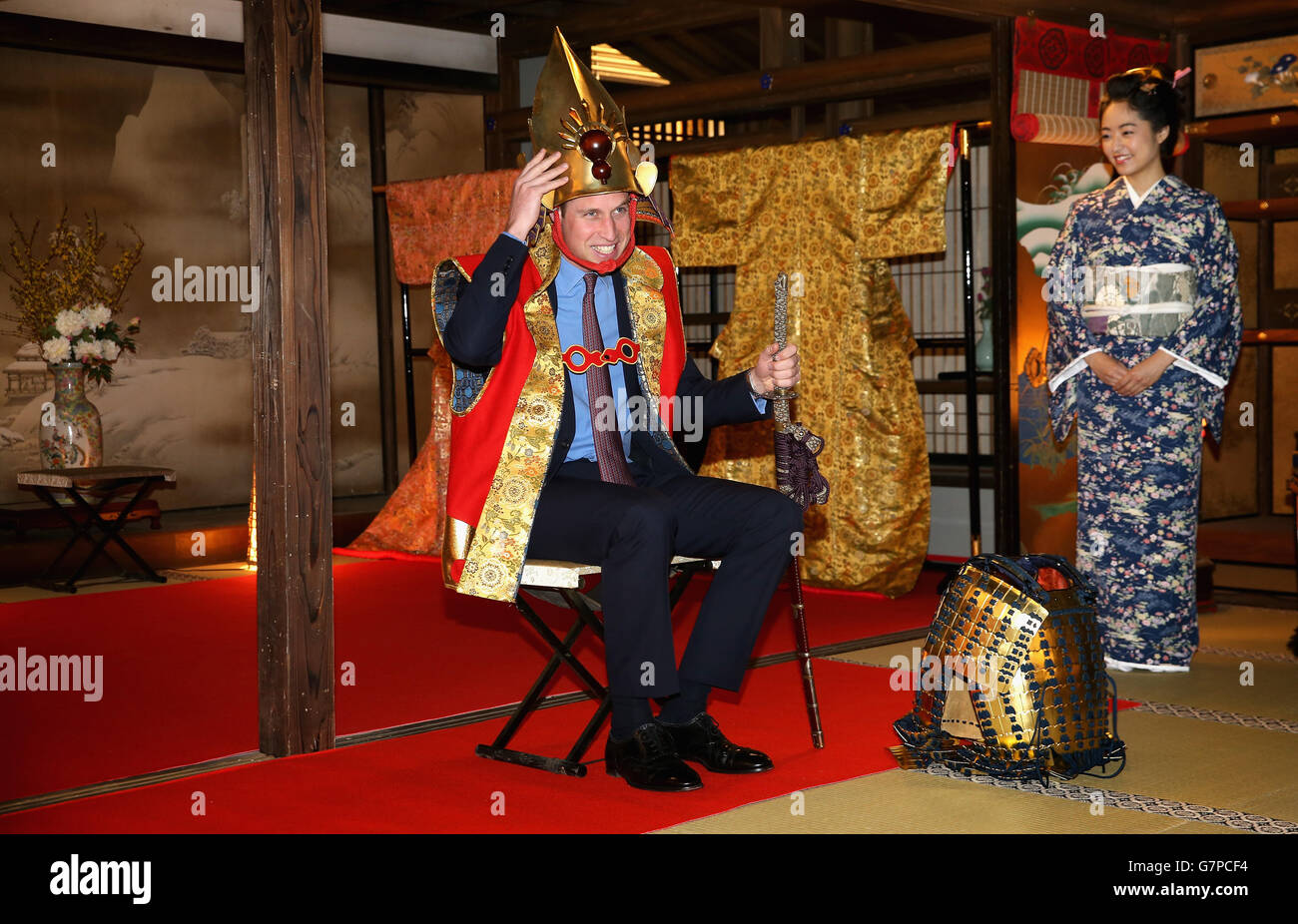 Der Herzog von Cambridge ist als Samurai-König gekleidet, als er am dritten Tag seines Besuchs in Japan ein historisches Drama in den NHK Public Broadcasting Studios in Tokio besuchte. Stockfoto