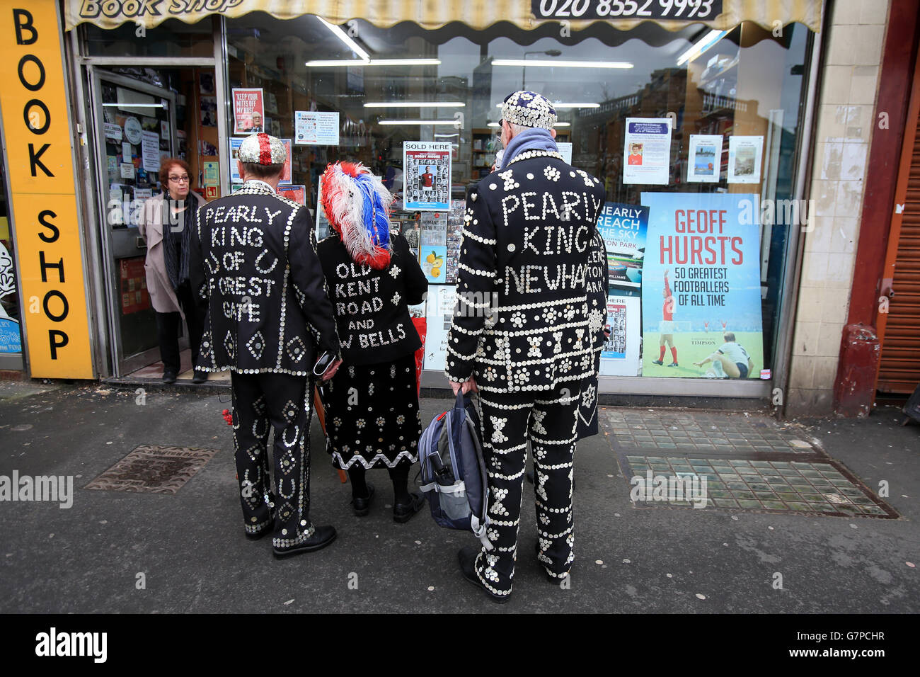 Mitglieder der Pearly Kings und Queens machen sich vor dem Barclays Premier League-Spiel im Upton Park, London, auf den Weg zum Upton Park. DRÜCKEN Sie VERBANDSFOTO. Bilddatum: Samstag, 28. Februar 2015. Siehe PA Geschichte FUSSBALL West Ham. Bildnachweis sollte lauten: Nick Potts/PA Wire. Stockfoto