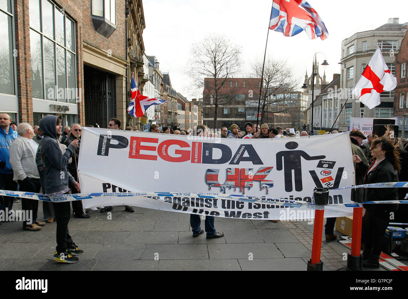 Pegida-Kundgebung und Gegendemonstration. Demonstranten während der ersten Pegida-Kundgebung gegen den Islam im Land im Stadtzentrum von Newscastle. Stockfoto