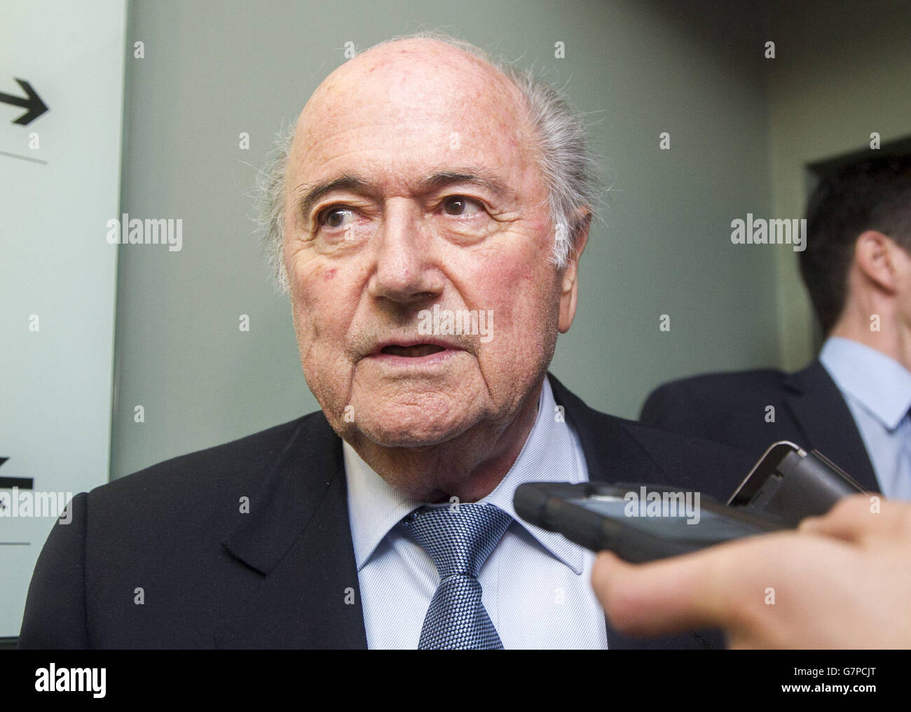 FIFA-Präsident Sepp Blatter verlässt die Vorstandssversammlung des Internationalen Fußballverbands im Culloden Hotel, Belfast. Stockfoto
