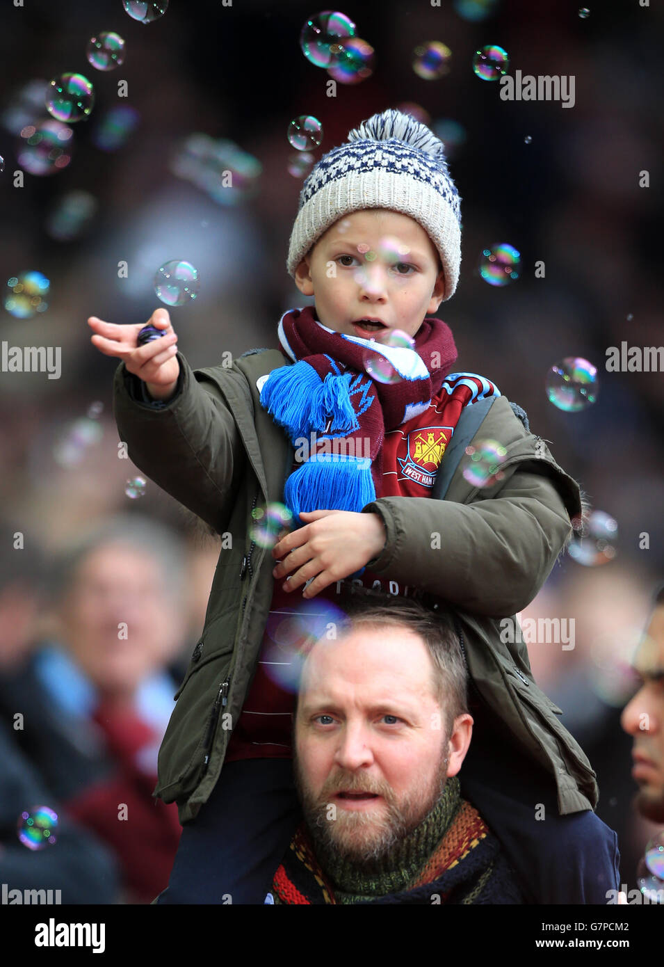 Ein junger Fan von West Ham United vor dem Spiel der Barclays Premier League im Upton Park, London. DRÜCKEN SIE VERBANDSFOTO. Bilddatum: Samstag, 28. Februar 2015. Siehe PA Geschichte FUSSBALL West Ham. Das Foto sollte lauten: Nick Potts/PA Wire. Stockfoto