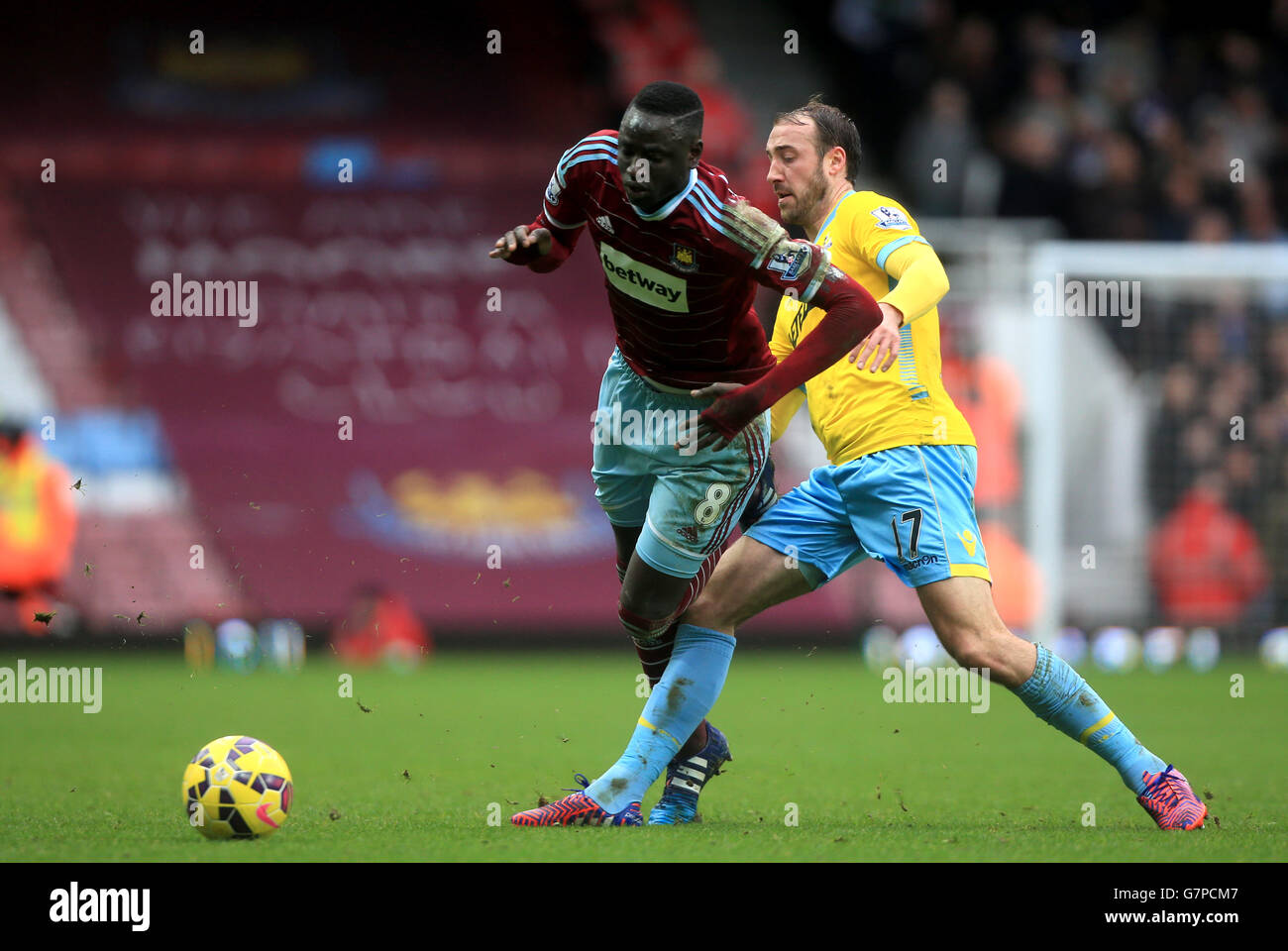 Glenn Murray vom Crystal Palace (rechts) schremmt Cheikhou Kouyate von West Ham United, entgeht aber während des Spiels der Barclays Premier League im Upton Park, London, einer zweiten gelben Karte. DRÜCKEN SIE VERBANDSFOTO. Bilddatum: Samstag, 28. Februar 2015. Siehe PA Geschichte FUSSBALL West Ham. Das Foto sollte lauten: Nick Potts/PA Wire. Stockfoto