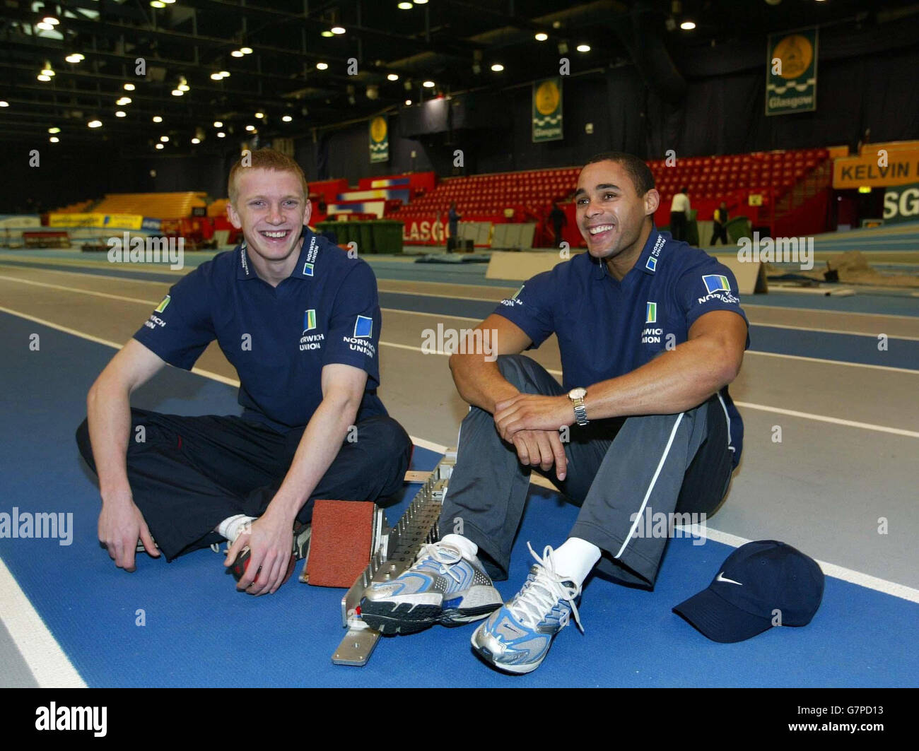 Der 60-m-Weltmeister und Olympiastaffel-Goldmedaillengewinner Jason Gardener (R) und der schottische Athlet Nick Smith posieren für Fotografen. Stockfoto