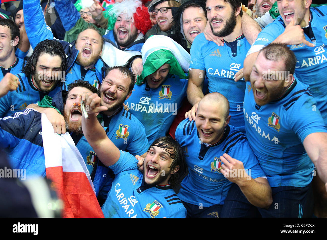 Der Italiener Enrico Bacchin (vorne in der Mitte) feiert mit seinen Fans nach dem RBS Six Nations-Spiel im Murrayfield Stadium, Edinburgh. DRÜCKEN SIE VERBANDSFOTO. Bilddatum: Samstag, 28. Februar 2015. Siehe PA Story RUGBYU Scotland. Bildnachweis sollte lauten: Lynne Cameron/PA Wire Stockfoto