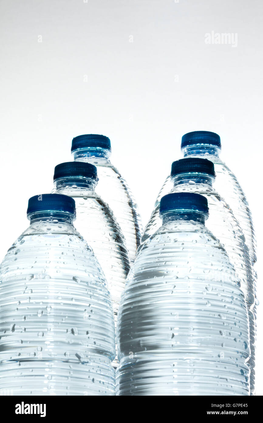 frisches Mineralwasser in Plastikflaschen mit freiem Speicherplatz für text Stockfoto