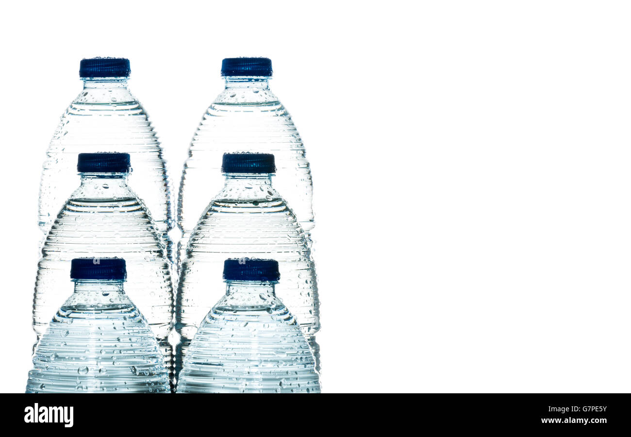 frisches Mineralwasser in Flaschen mit freiem Speicherplatz für text Stockfoto