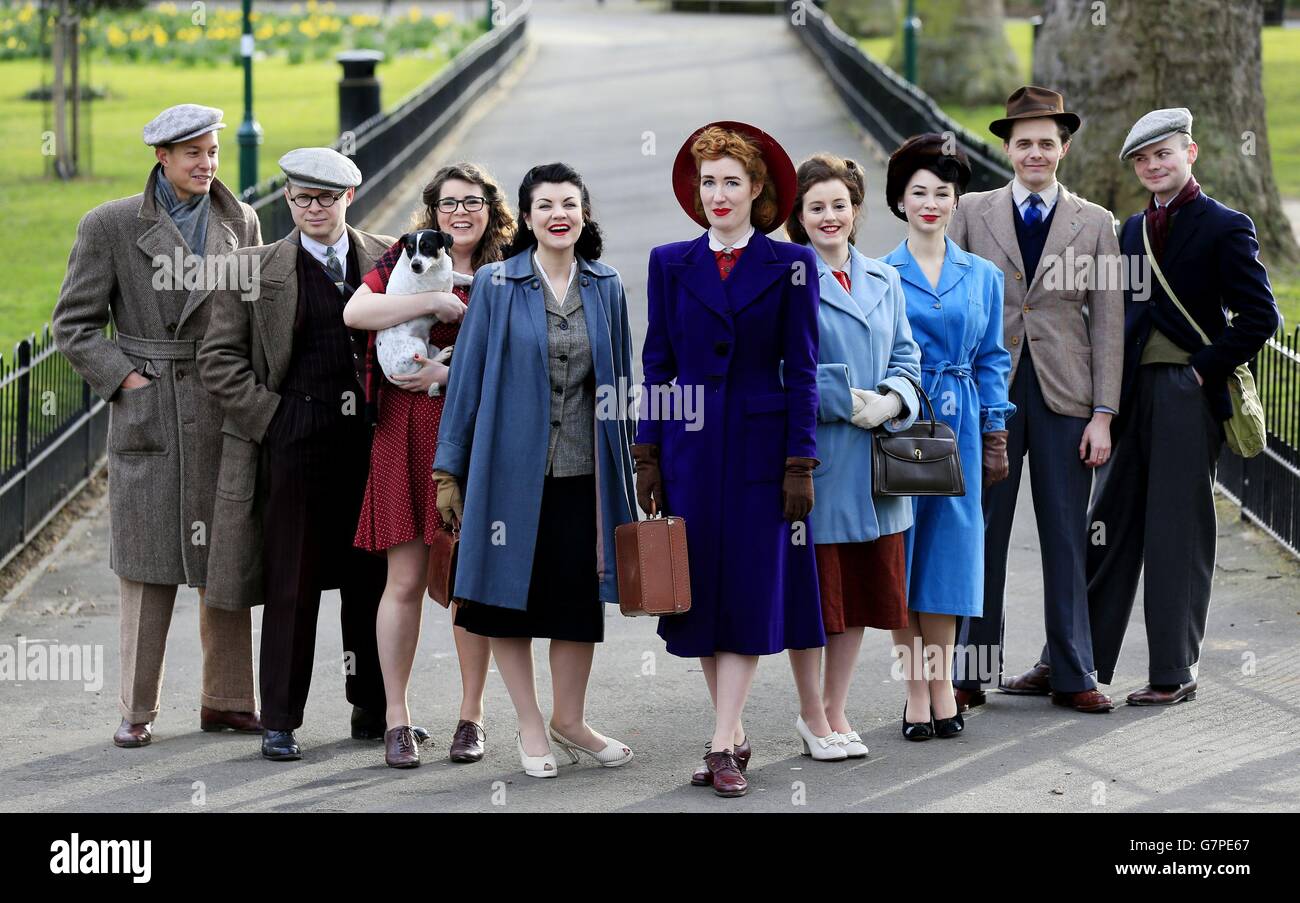 Enthusiasten ziehen Vintage-Mode aus den 1940er Jahren für einen Fotoanruf vor der bevorstehenden Modeausstellung des Imperial war Museums im Zweiten Weltkrieg, Fashion on the Ration: 1940er Street Style. Stockfoto