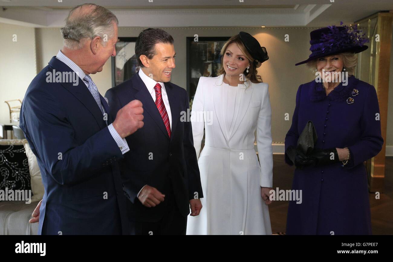 Der Präsident Enrique Pena Nieto (zweite links) und die First Lady Angelica Rivera (zweite rechts) von Mexiko empfangen den Prinzen von Wales (links) und die Herzogin von Cornwall (rechts) in ihrer Suite im Intercontinental Hotel, Park Lane, London, während des ersten eines dreitägigen Staatsbesuchs. Stockfoto