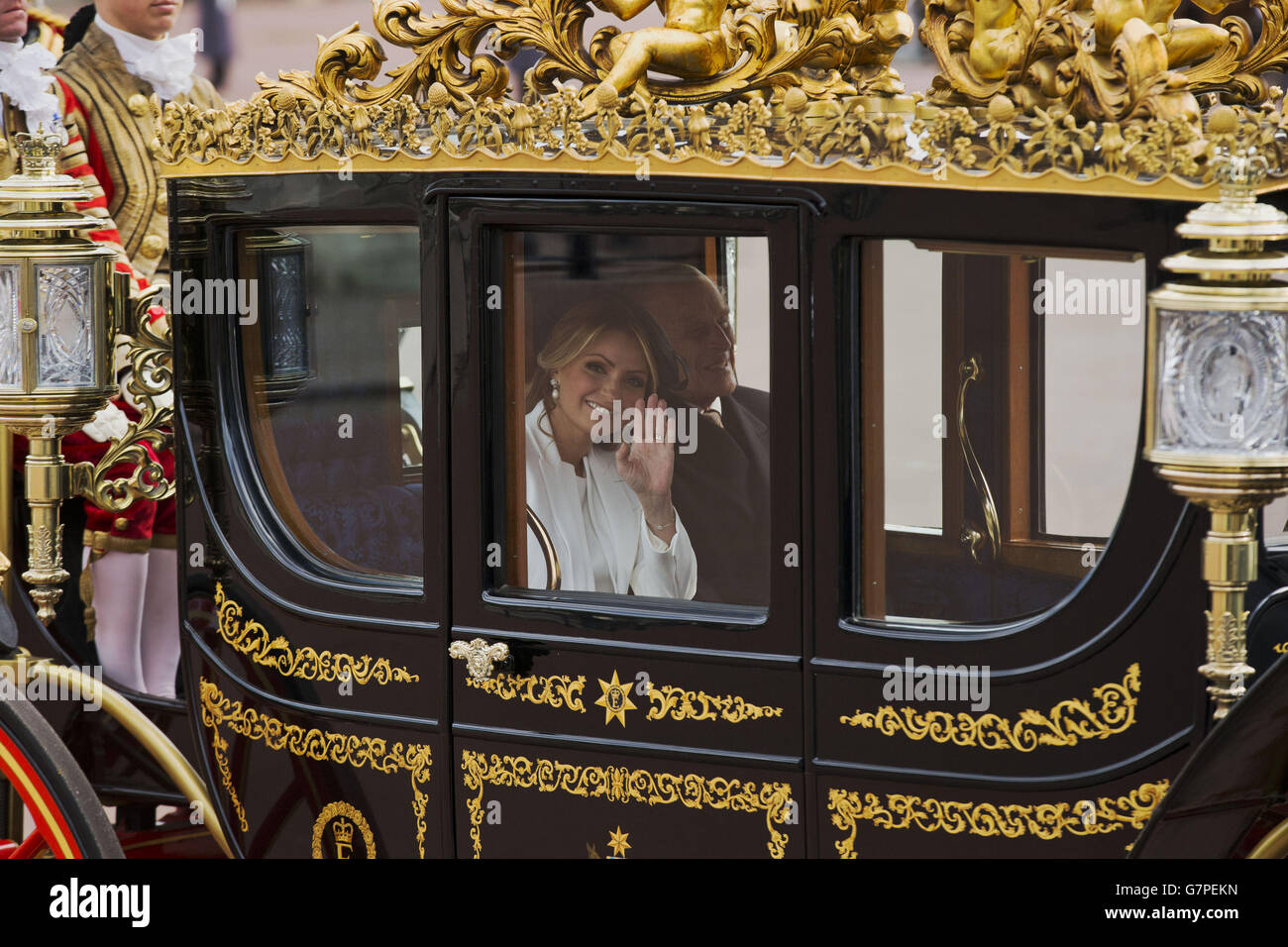 Die First Lady von Mexiko Angelica Rivera und der Herzog von Edinburgh lächeln, als sie mit der Kutsche zum Buckingham Palace am ersten eines dreitägigen Staatsbesuchs des mexikanischen Präsidenten in Großbritannien ankommen. Stockfoto