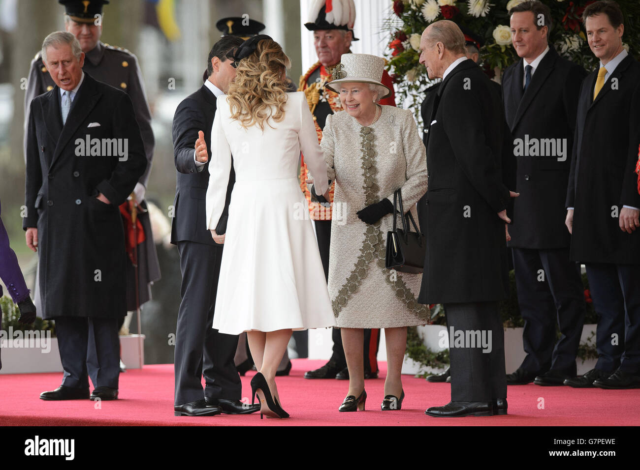 Königin Elizabeth II. Begrüßt die First Lady von Mexiko Angelica Rivera während einer feierlichen Begrüßung bei der Horse Guards Parade im Zentrum von London, am ersten eines dreitägigen Staatsbesuchs des mexikanischen Präsidenten Enrique Pena Nieto in Großbritannien. Stockfoto