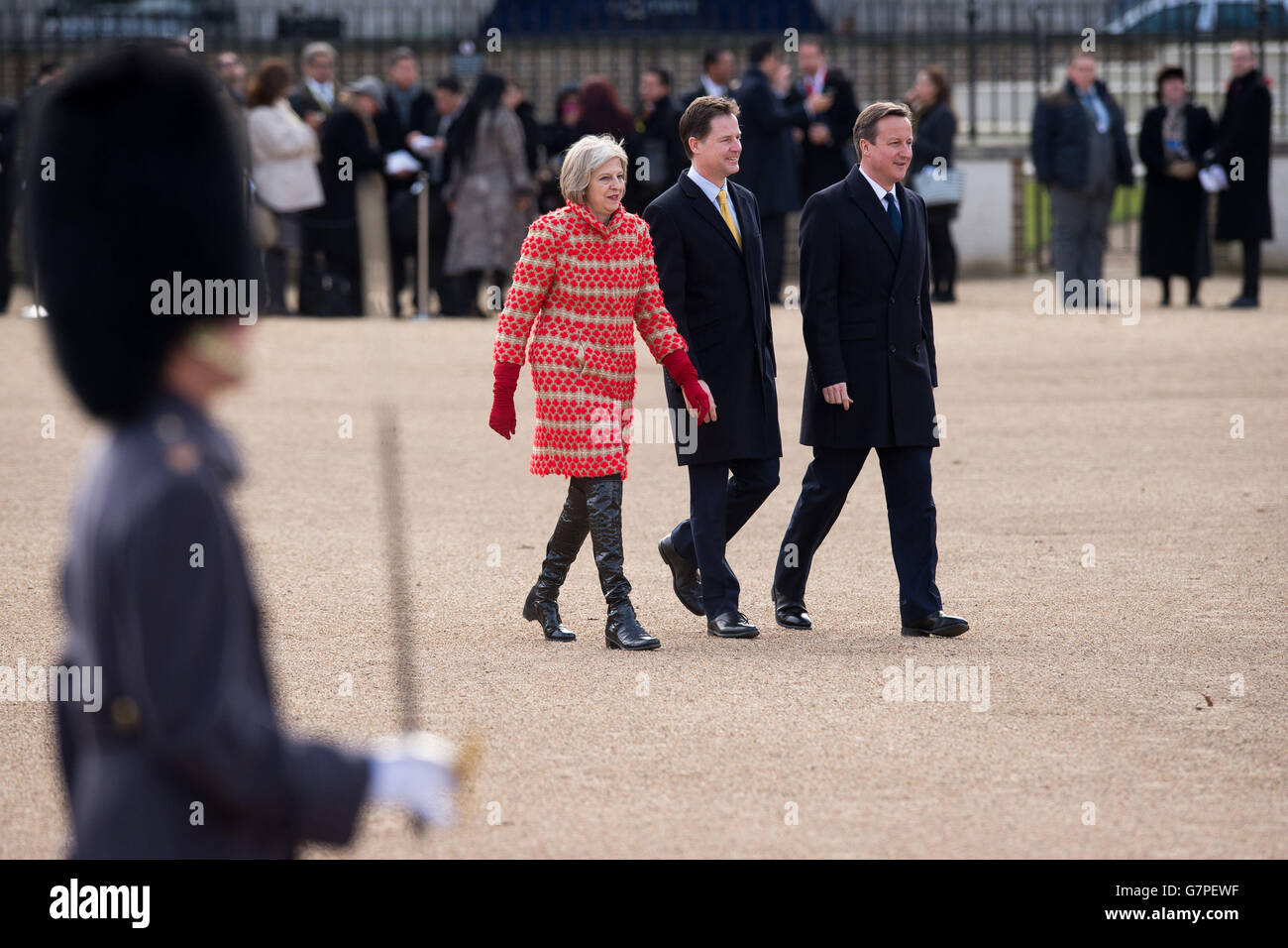 (Von links nach rechts) die Innenministerin Theresa May, der stellvertretende Premierminister Nick Clegg und der Premierminister David Cameron treffen am ersten eines dreitägigen Staatsbesuchs des mexikanischen Präsidenten Enrique Pena Nieto in Großbritannien bei der Horse Guards Parade im Zentrum von London ein. Stockfoto