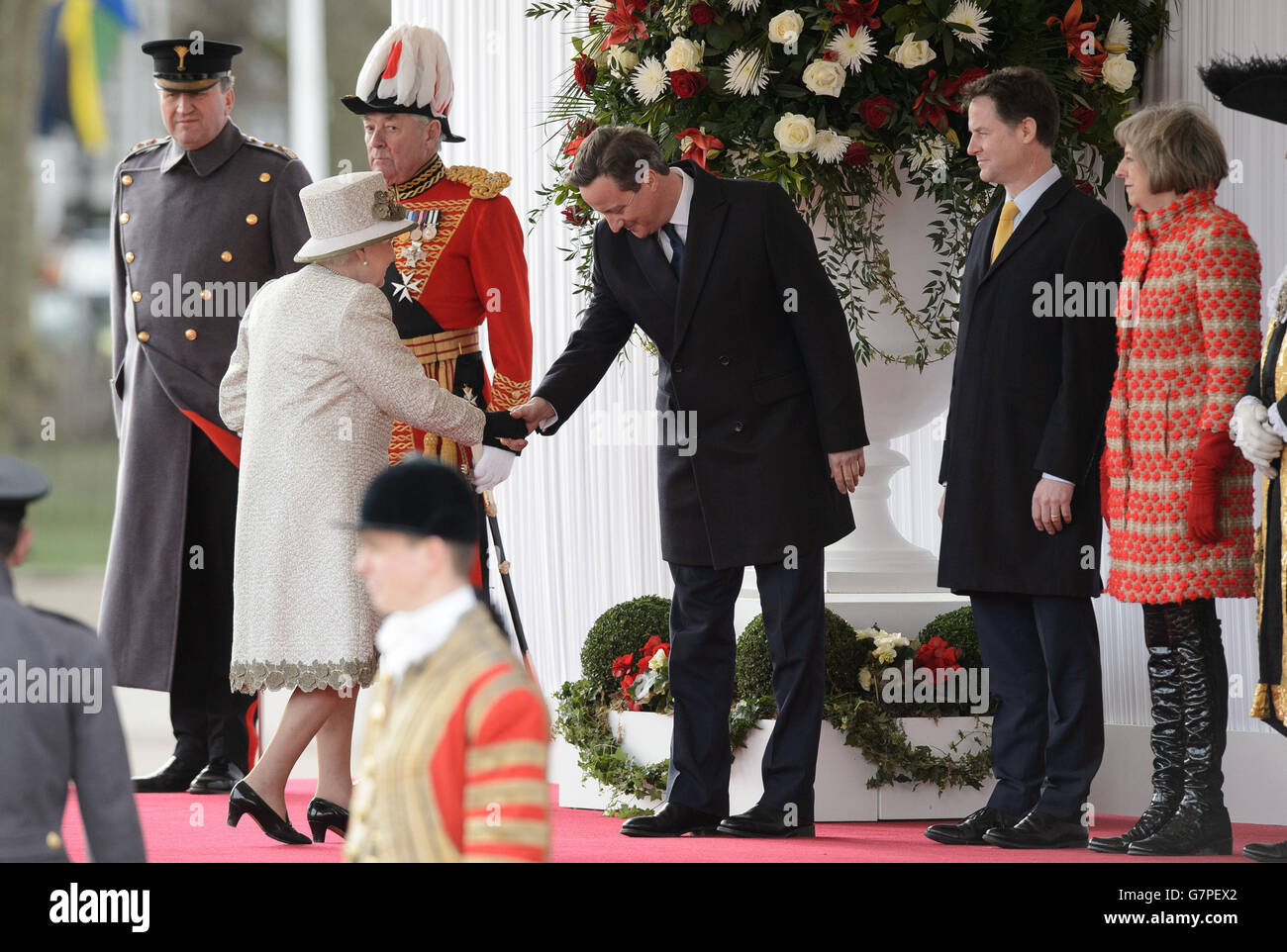 Königin Elizabeth II begrüßt Premierminister David Cameron, den stellvertretenden Premierminister Nick Clegg und Innenministerin Theresa May vor der Ankunft des mexikanischen Präsidenten Enrique Pena Nieto und der First Lady Angelica Rivera bei der Horse Guards Parade in London. Stockfoto