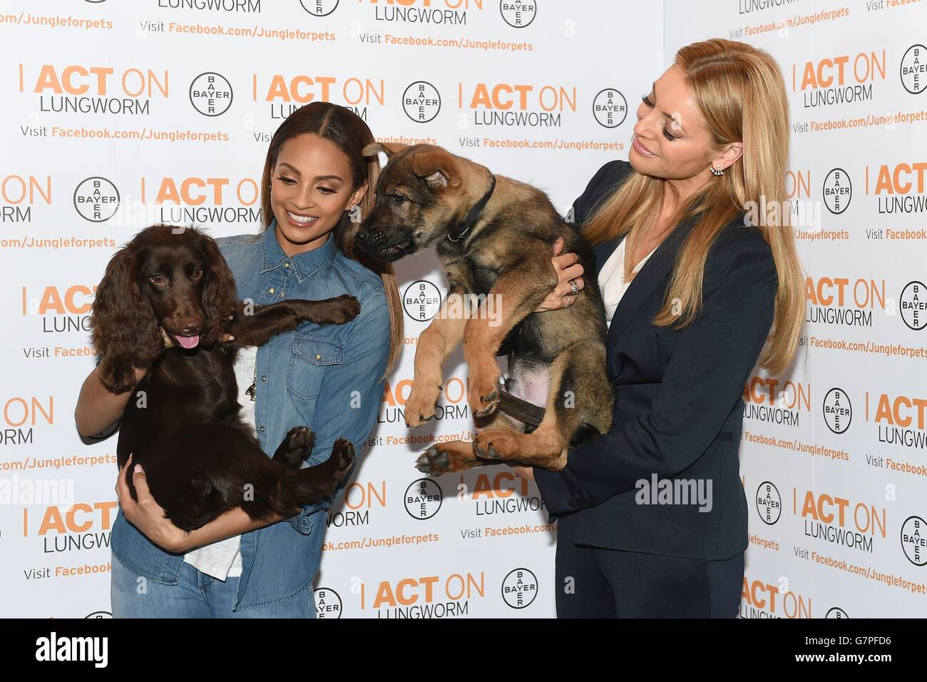 Alesha Dixon (links) und Tess Daly (rechts) posieren mit Polizeihunden