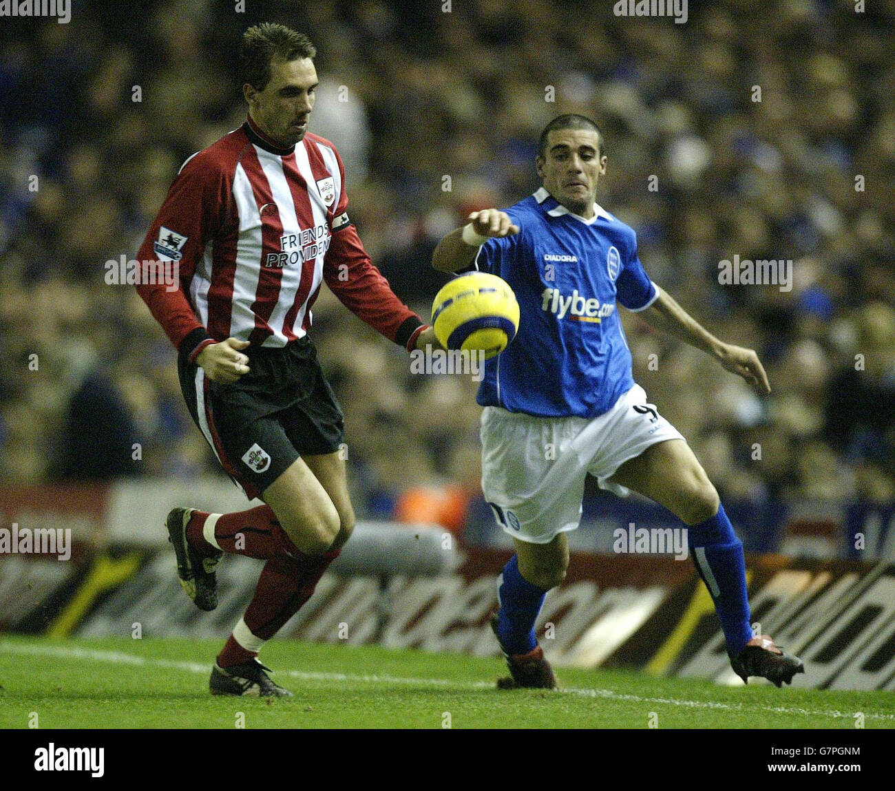 Fußball - FA Barclays Premiership - Birmingham City / Southampton - St Andrews. Walter Pandiani (R) von Birmingham City verfolgt Southampton's Claus Lundekvam. Stockfoto