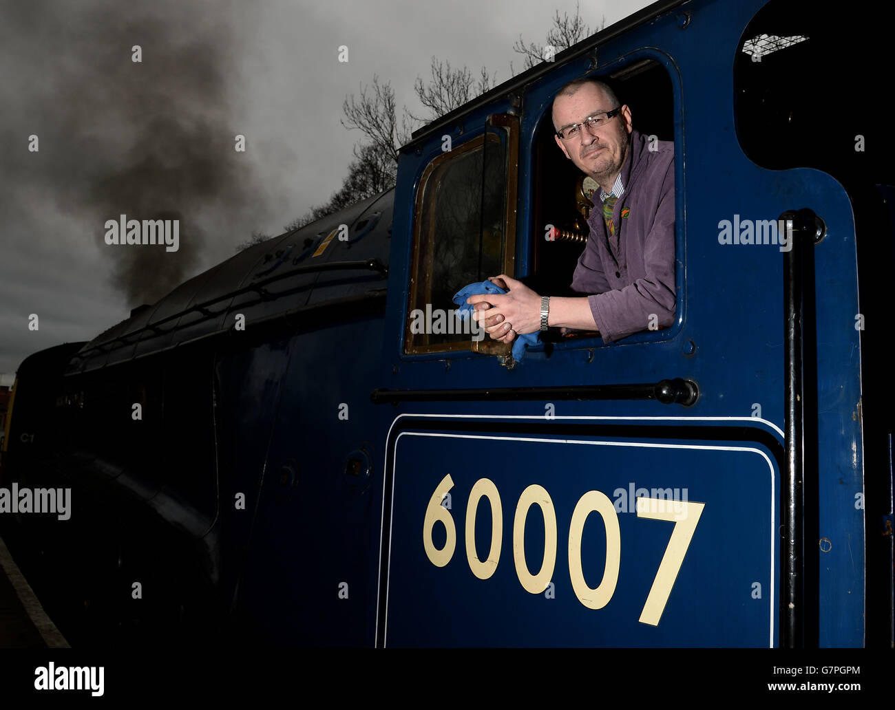 EIGENSTÄNDIGES Foto. Fahrer Chris Mason bereitet sich auf die Abfahrt mit der LNER-Klasse A4 4498 Sir Nigel Gresley vom Bahnhof Pickering auf der North Yorkshire Moors Railway vor, als Teil der Ereignisse anlässlich des 50. Jahrestages der Schließung der Strecke nach dem Beeching-Bericht. Stockfoto