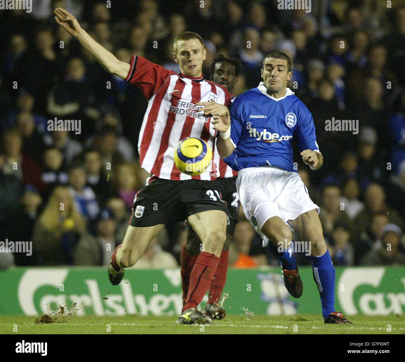Calum Davenport (L) von Southampton zwickt den Ball mit Walter Pandiani von Birmingham City. Stockfoto