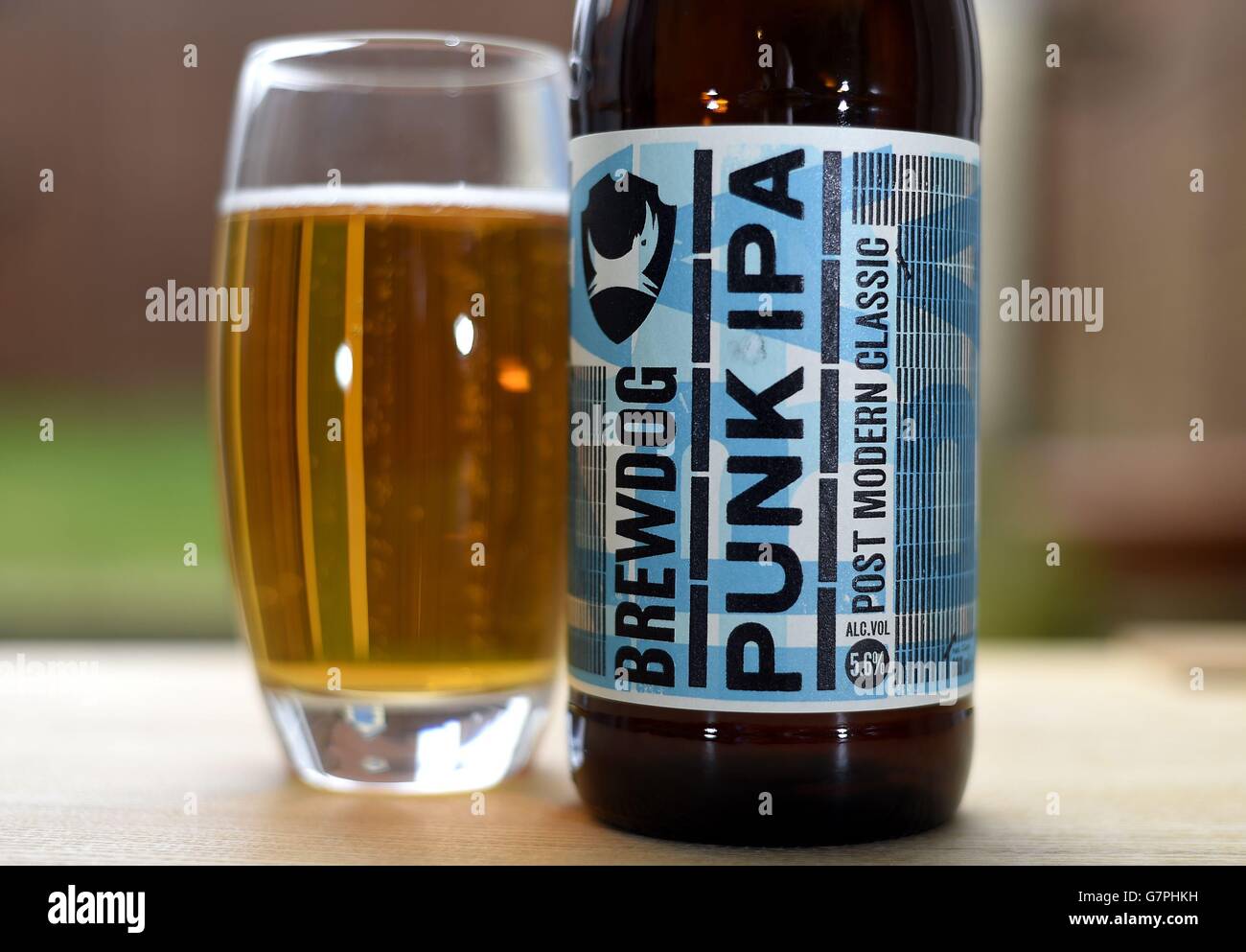 Eine Flasche und ein Glas Punk IPA von Brewdog, wie das Craft Beer Unternehmen soll mit der Schaffung von 130 Arbeitsplätzen zu erweitern. Stockfoto