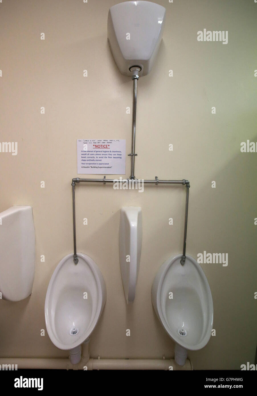 Ein amüsantes Schild neben den Herren Urinalen in einer Toilette an der Heriot-Watt Universität in Edinburgh. Stockfoto