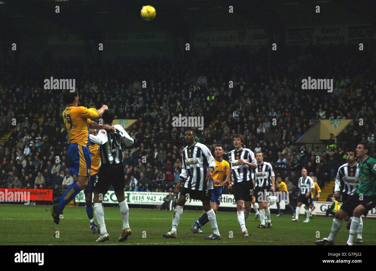 Fußball - Coca-Cola Football League Two - Notts County / Mansfield Town - Meadow Lane. Richard Barker (l) von Mansfield Town erzielt das Siegtor gegen Notts County Stockfoto