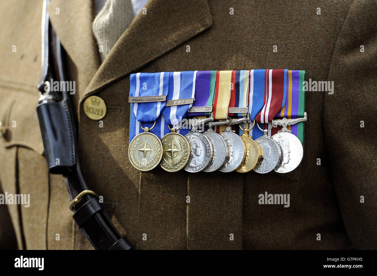 Detailansicht der Medaillen auf der Jacke von Armeeoffizieren, während sich Familie und Freunde gefallener Militärangehöriger nach einem Gedenkgottesdienst an einem marsch aus der St. Paul's Cathedral beteiligen, um das Ende der Kampfhandlungen in Afghanistan zu markieren. Stockfoto