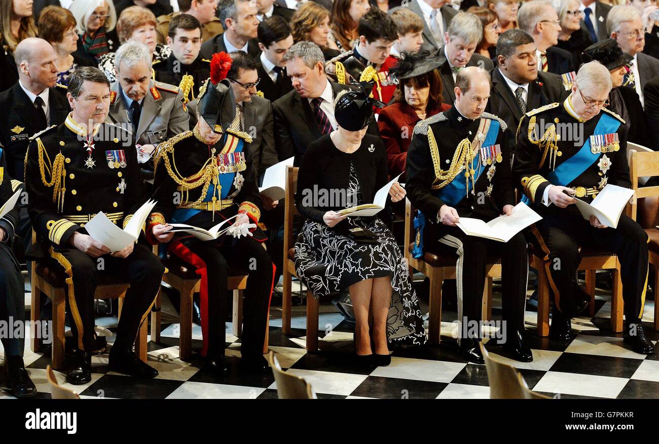 Vizeadmiral Sir Timothy Laurence, die Königliche Prinzessin, Gräfin von Wessex, Graf von Wessex und Herzog von York bei einem Gedenkgottesdienst anlässlich des Endes der Kampfhandlungen in Afghanistan in der St. Paul's Cathedral, London. Stockfoto