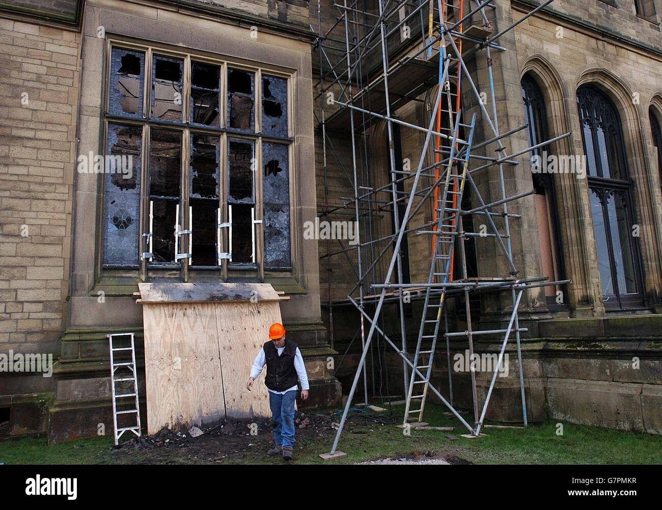 Feuerschaden Im Allerton Castle. Nach einem Brand, der schwere Schäden am berühmten Gebäude verursacht hat, werden Reparaturarbeiten durchgeführt. Stockfoto