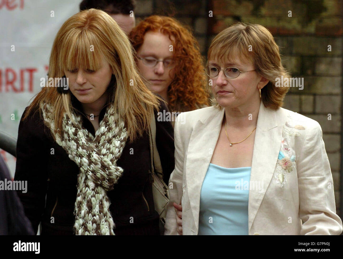 Sue Geeson (rechts), die Mutter der ermordeten Cambridge-Studentin Sally Geeson, verlässt die Zion Baptist Kirche neben den Töchtern Nicola (Mitte) und Julie. Stockfoto