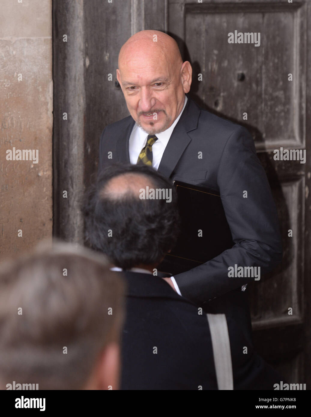 Sir Ben Kingsley kommt in der Westminster Abbey in London zum Gedenkgottesdienst für Lord Richard Attenborough an, der letztes Jahr starb. Stockfoto