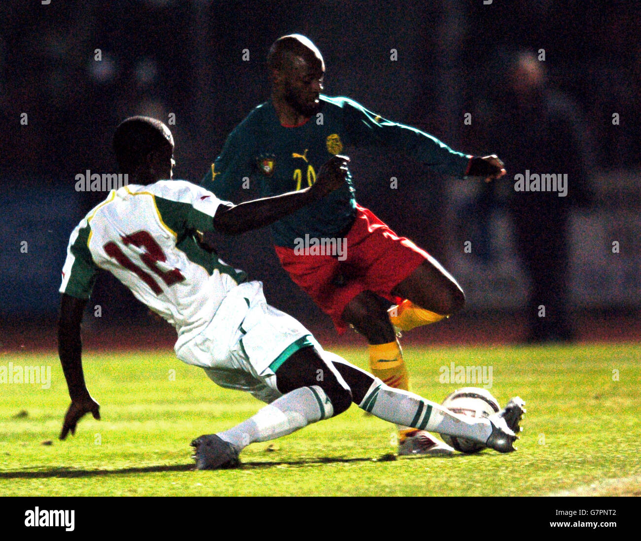 Fußball - Internationale Freundschaften - Kamerun gegen Senegal - Stade Dominique Duvauchelle. Der kamerunische Salomon Olembe wird vom senegalesischen Amdy Fye in Angriff genommen Stockfoto