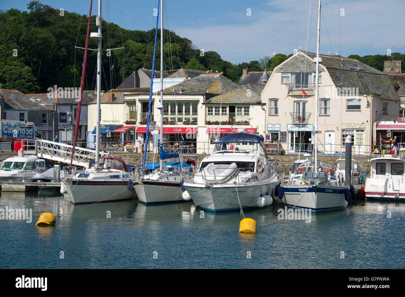 Hafen von Padstow, Cornwall, UK, ein beliebtes Urlaubsziel mit vielen Restaurants und cafes.fish Meeresfrüchte Möwen Rick Stein Stockfoto