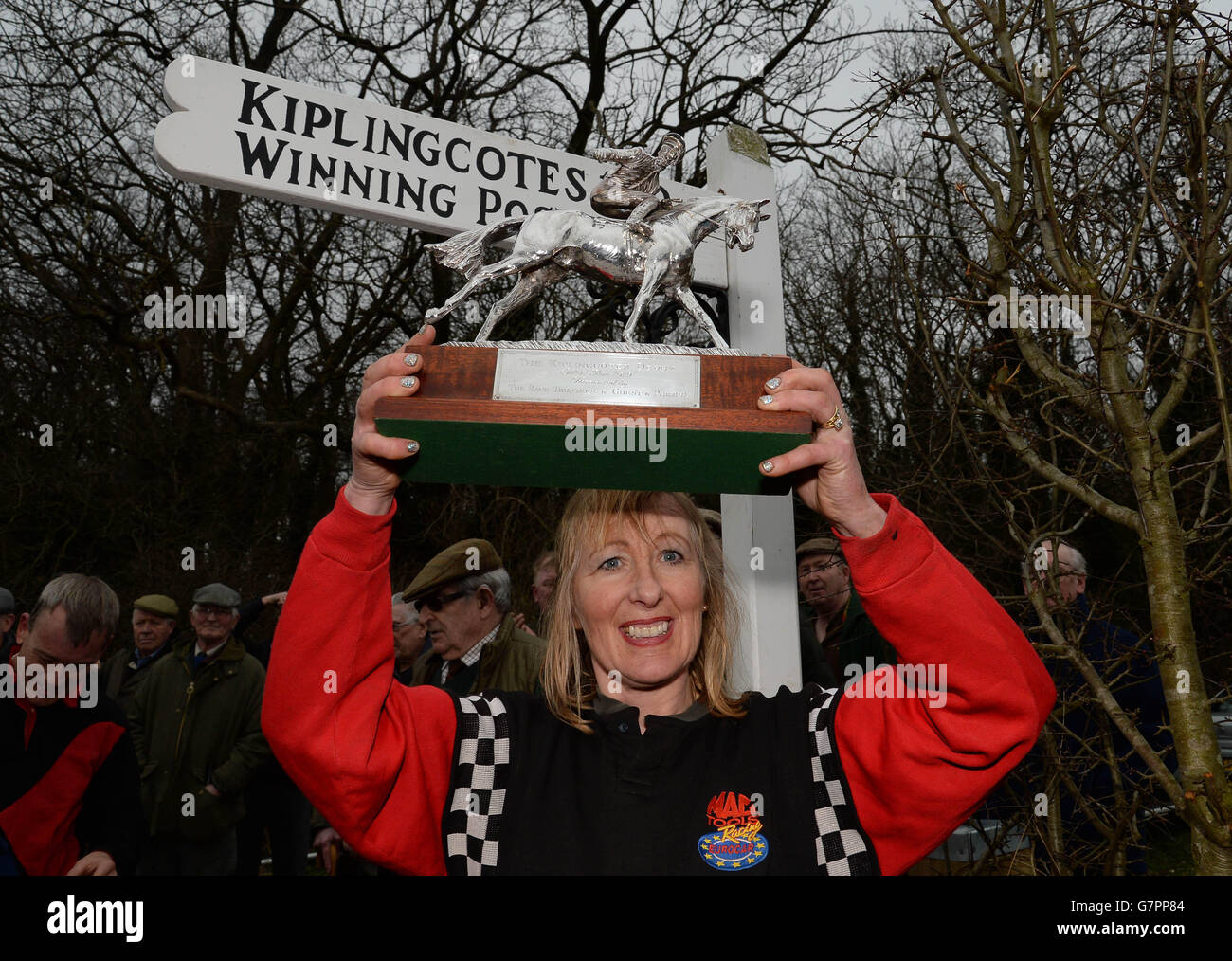 Pferderennen - The Kiplingcotes Derby - Market Weighton. Tracey Corrigan hält die Siegertrophäe hoch, nachdem er das Kiplingcotes Derby in Market Weighton, East Yorkshire, gewonnen hat. Stockfoto