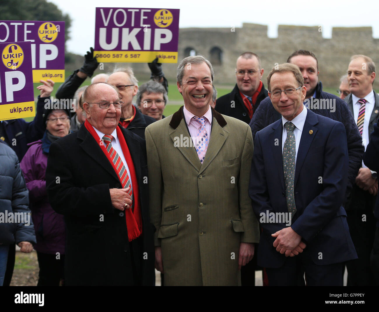 Der Vorsitzende der UKIP, Nigel Farage (Mitte), begrüßt die Medway-Ratsmitglieder Tom Mason (links) und Vaughan Hewett (rechts) nach ihrem Abtreten aus der konservativen Partei in der Partei. Stockfoto