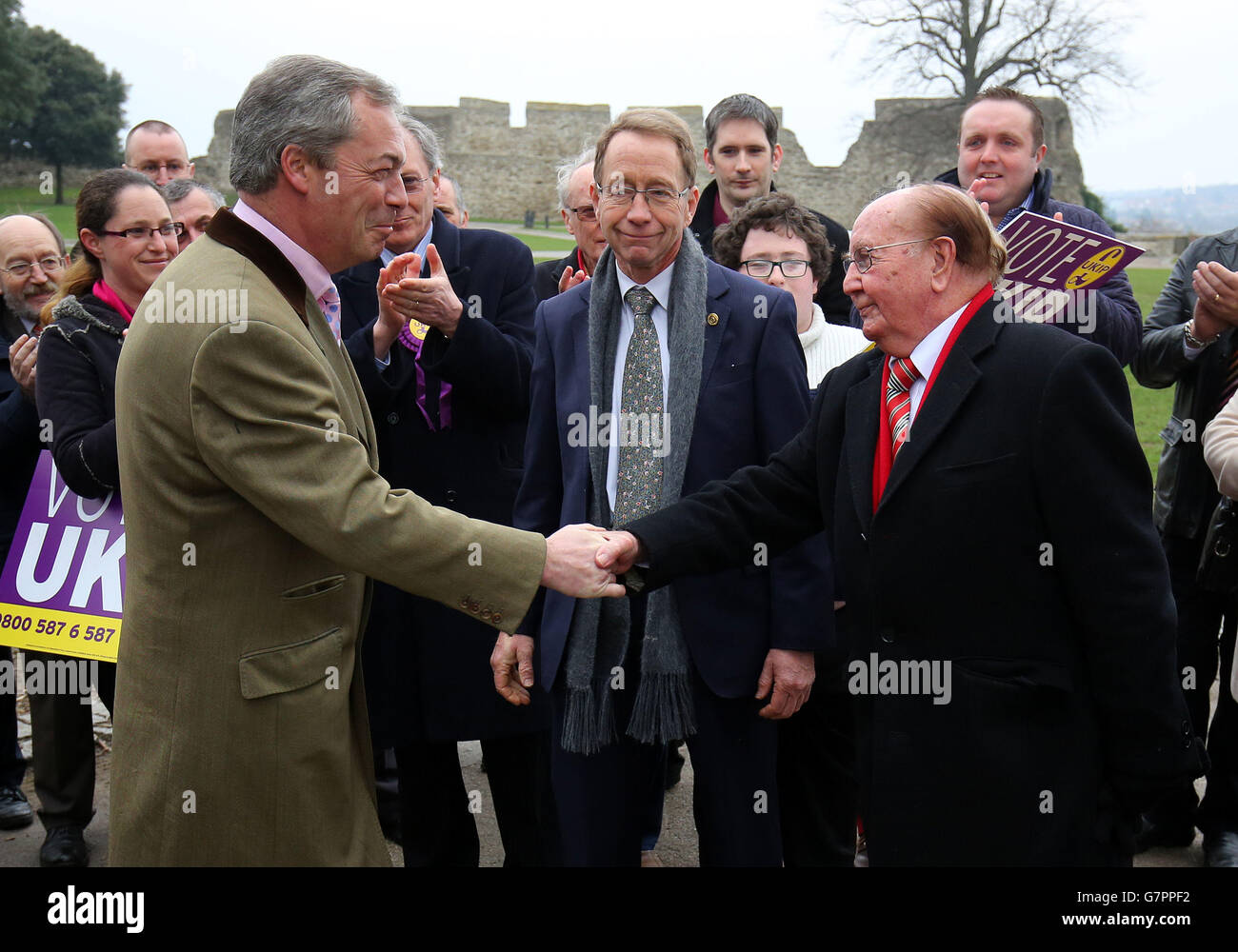 Der UKIP-Führer Nigel Farage (links) begrüßt die Medway-Ratsmitglieder Tom Mason (rechts) und Vaughan Hewett (Mitte) nach ihrem Abtreten aus der konservativen Partei in der Partei. Stockfoto