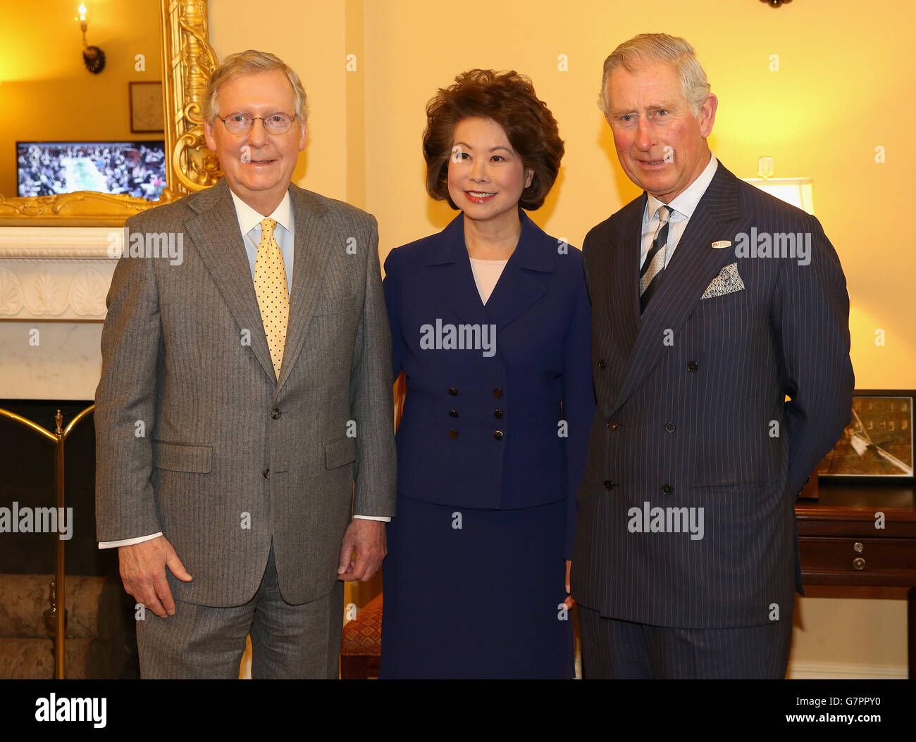 Der Prinz von Wales mit dem Senatsleiter Mitch McConnell und seiner Frau Elaine Chao im Capitol Building im Rahmen seiner Reise nach Washington DC, USA. Stockfoto