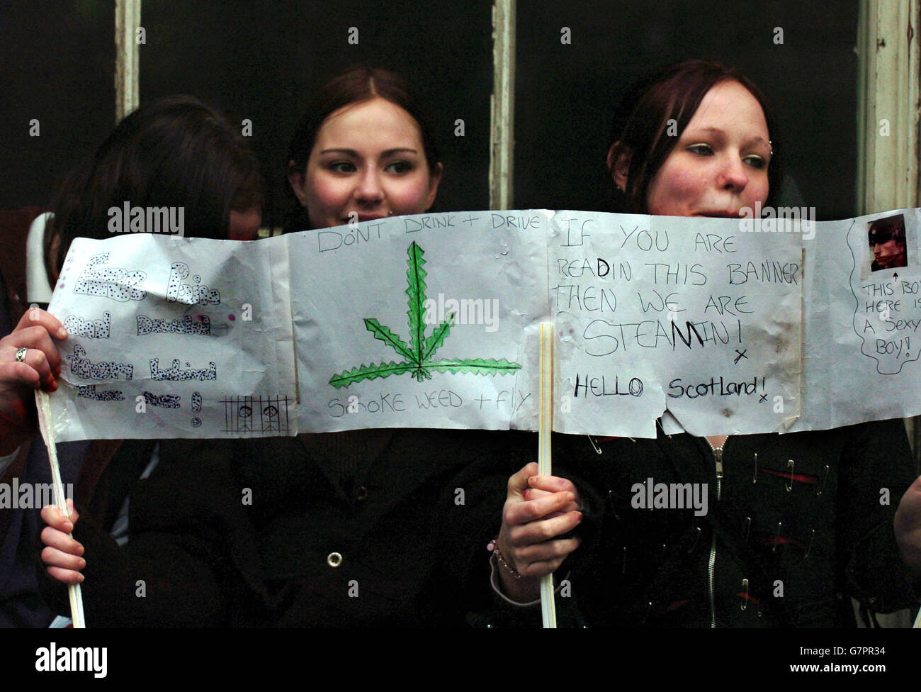 Jodi Jones Mordprozess - Edinburgh High Court. Demonstranten vor dem Jodi Jones-Prozess. Stockfoto