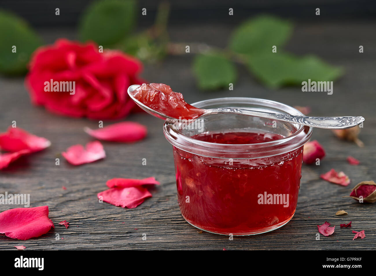 Rosenblüten-Konfitüre auf dunklem Hintergrund Stockfoto