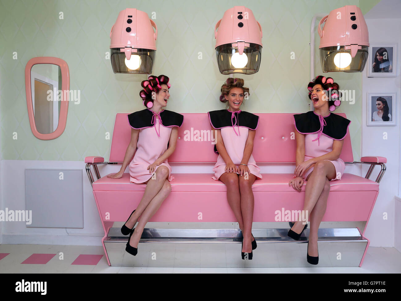 NUR ZUR REDAKTIONELLEN VERWENDUNG (von links nach rechts) Charlotte Geraghty, Josie Hall und Holly Etheridge Genießen Sie eine Vorschau auf Benefit Cosmetics neue Locken- und Cocktailbar, Curls Best Friend, Diese Beauty-Bar feiert die Einführung der neuen Roller Lash Mascara in der Greek Street im Zentrum von London und ist am Freitag für die Öffentlichkeit zugänglich. Stockfoto