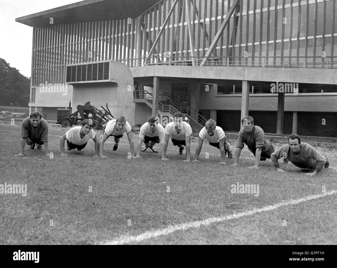 Crystal Palace-Spieler trainieren vor der neuen Saison im neuen National Recreation Center. (l-r) David Payne, P. Barrat, Alan Stephenson, Bill Fuller, John Holsgrove, Bert Howe, Bill Glazier und Fred Lucas. Stockfoto