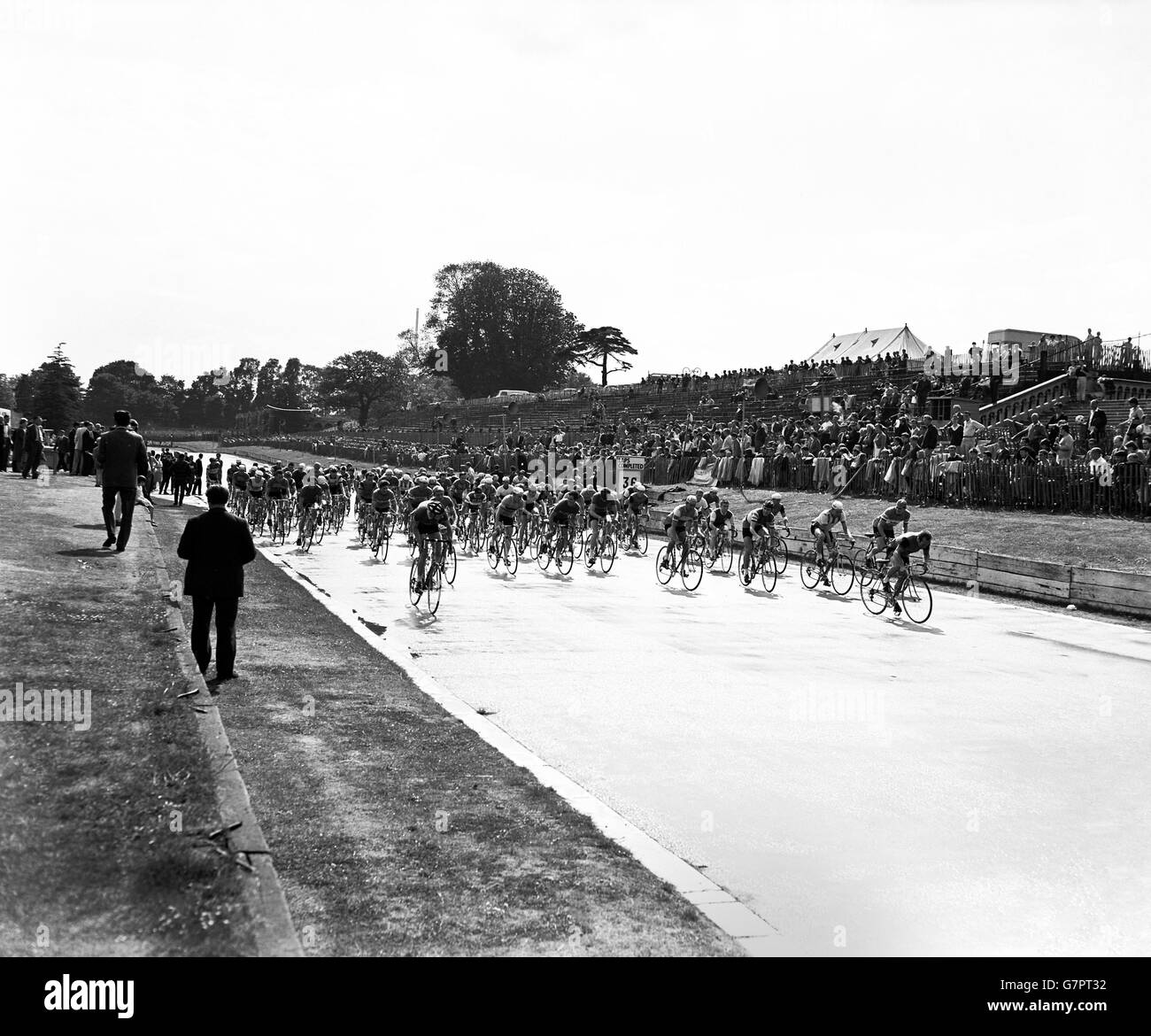 Radfahren - The Mackeson Cycle Meeting - Crystal Palace, London. Gesamtansicht des Radfahrers beim Start des Mackeson Premier Cycle Race, 36 Runden auf ca. 50 Meilen, im Crystal Palace. Stockfoto