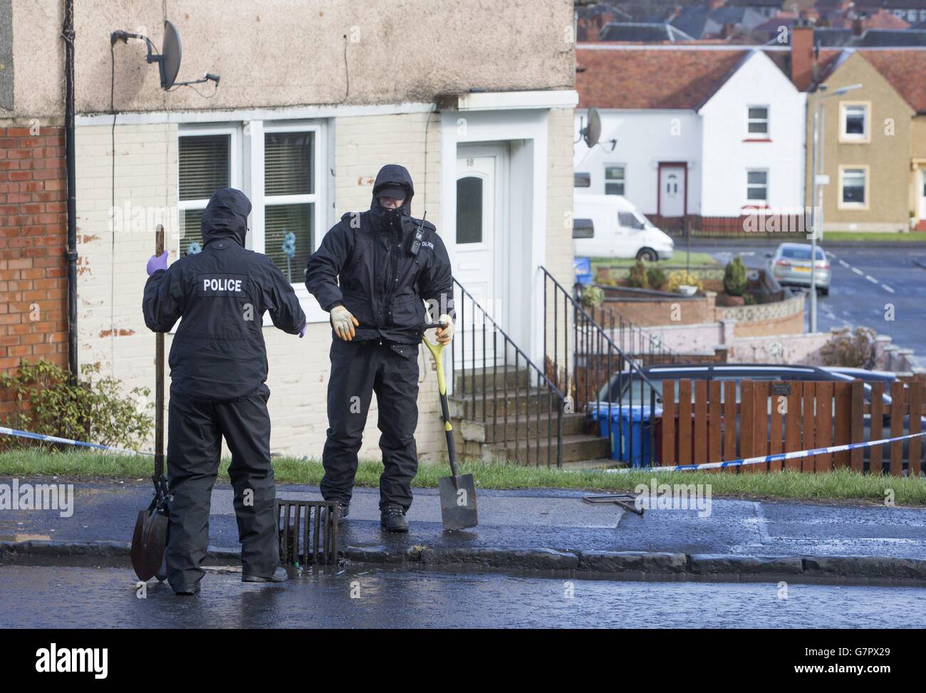 Polizeiaktivität in der Nähe der Mayfield Road in Hamilton, Schottland, nachdem ein Mann nach Berichten über eine Störung gestorben war. Stockfoto