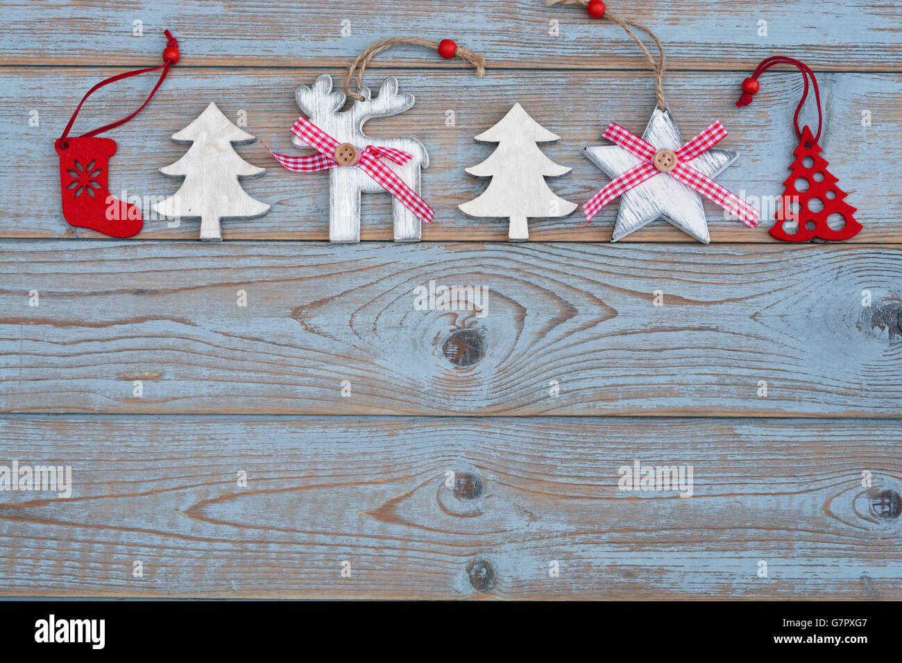 Alte hölzerne Hintergrund mit einem weißen rote Weihnachtsdekoration und leere Textfreiraum Stockfoto